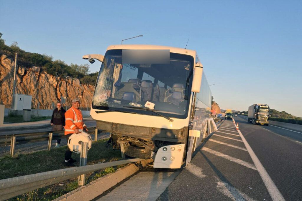Λεωφορείο έπεσε σε μπάρες στην εθνική Λαμίας, στην Υλίκη – έξι τραυματίες