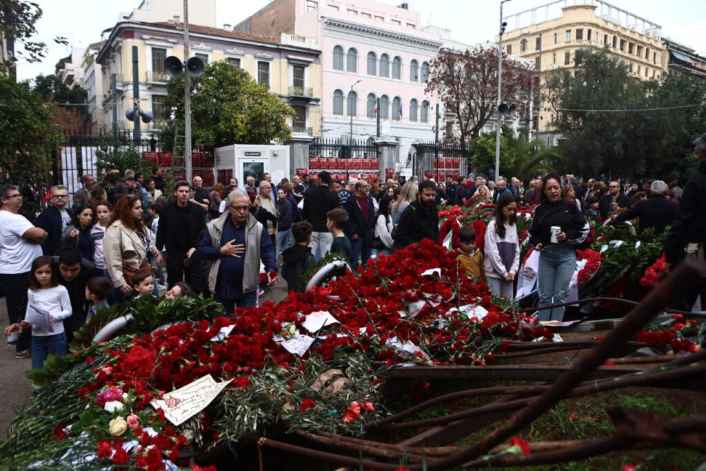 Eκλεισαν οι πύλες του Πολυτεχνείου – κλειστοί δρόμοι και σταθμοί Μετρό για την πορεία