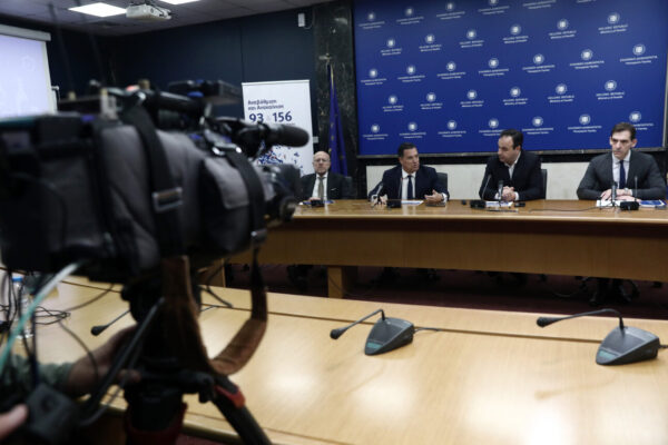 Πώς θα εφαρμοστεί η απαγόρευση πώλησης αλκοόλ και καπνού σε ανηλίκους [video]