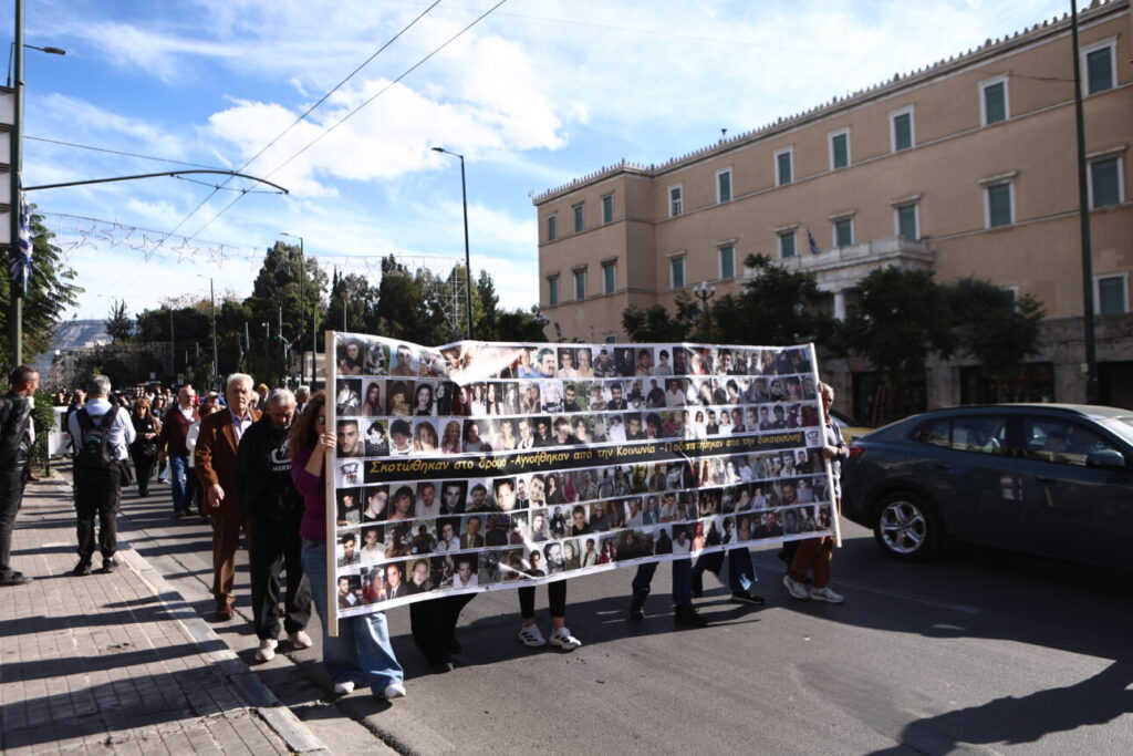 Πορεία για τα θύματα των τροχαίων στο κέντρο της Αθήνας
