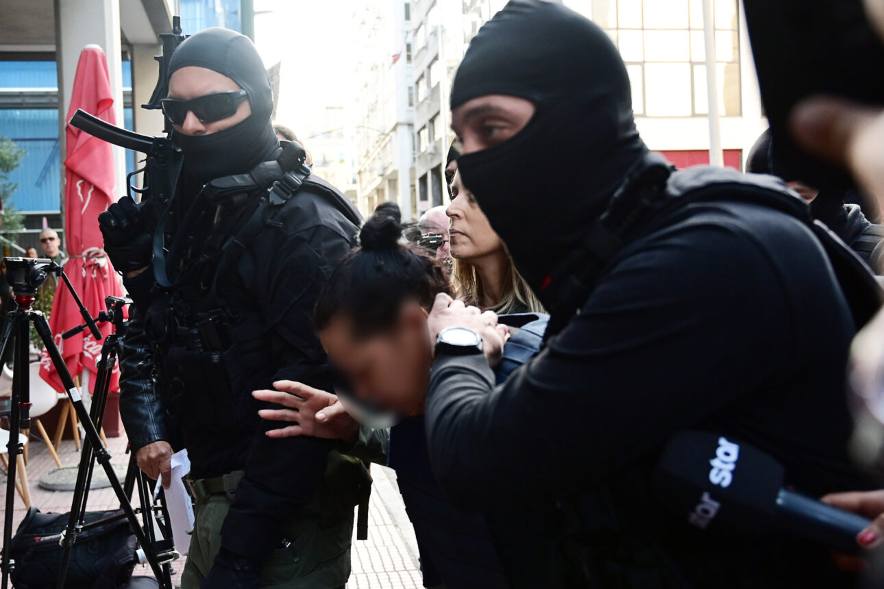 Στα δικαστήρια Πειραιά με αλεξίσφαιρο η καθ’ ομολογίαν δολοφόνος της 75χρονης στη Σαλαμίνα