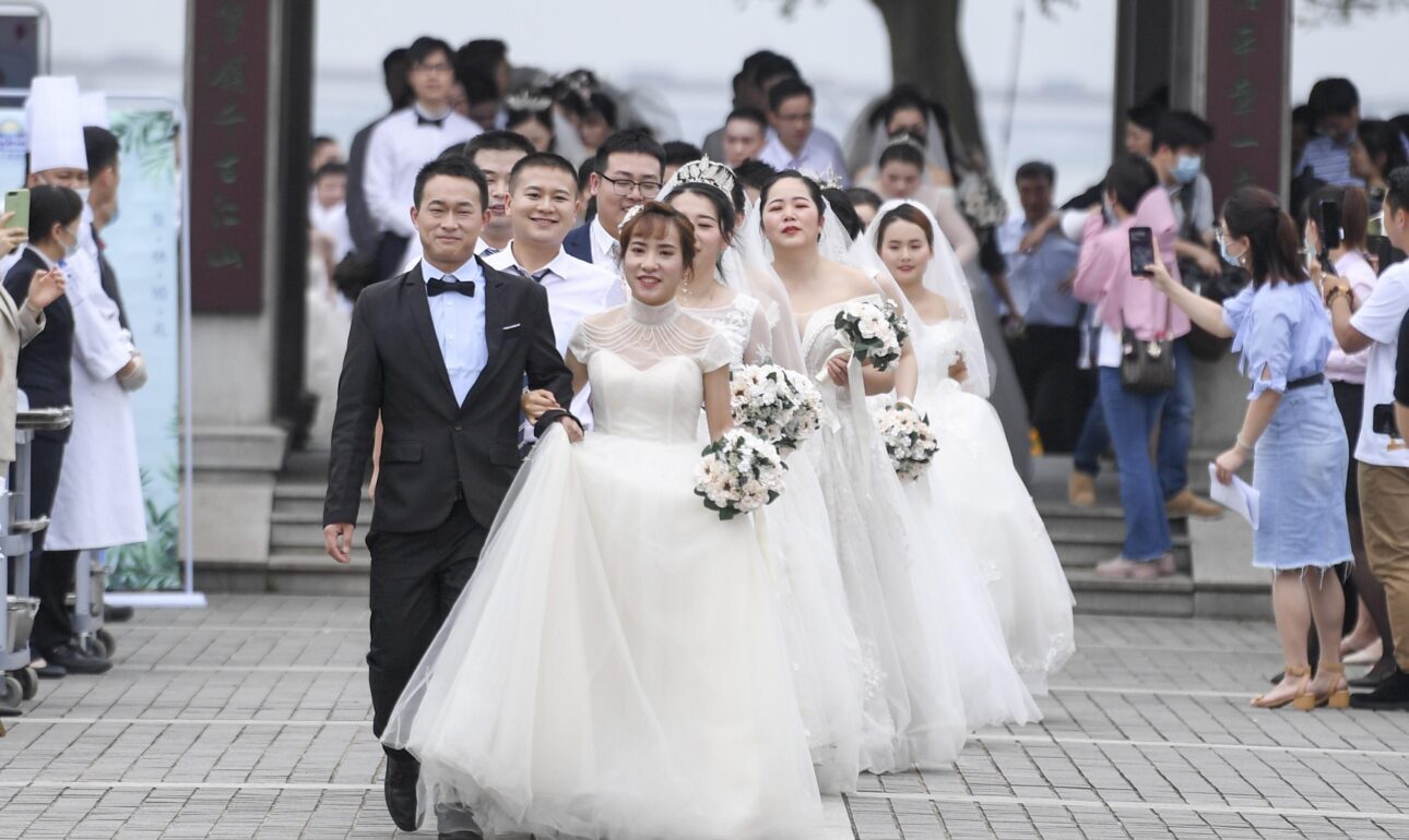 Η Κίνα «λύνει» το δημογραφικό επιδοτώντας τους γάμους