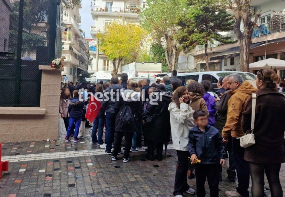 Θεσσαλονίκη: Ουρές στο τουρκικό προξενειο για την 87η επέτειο θανάτου του Κεμάλ Ατατούρκ