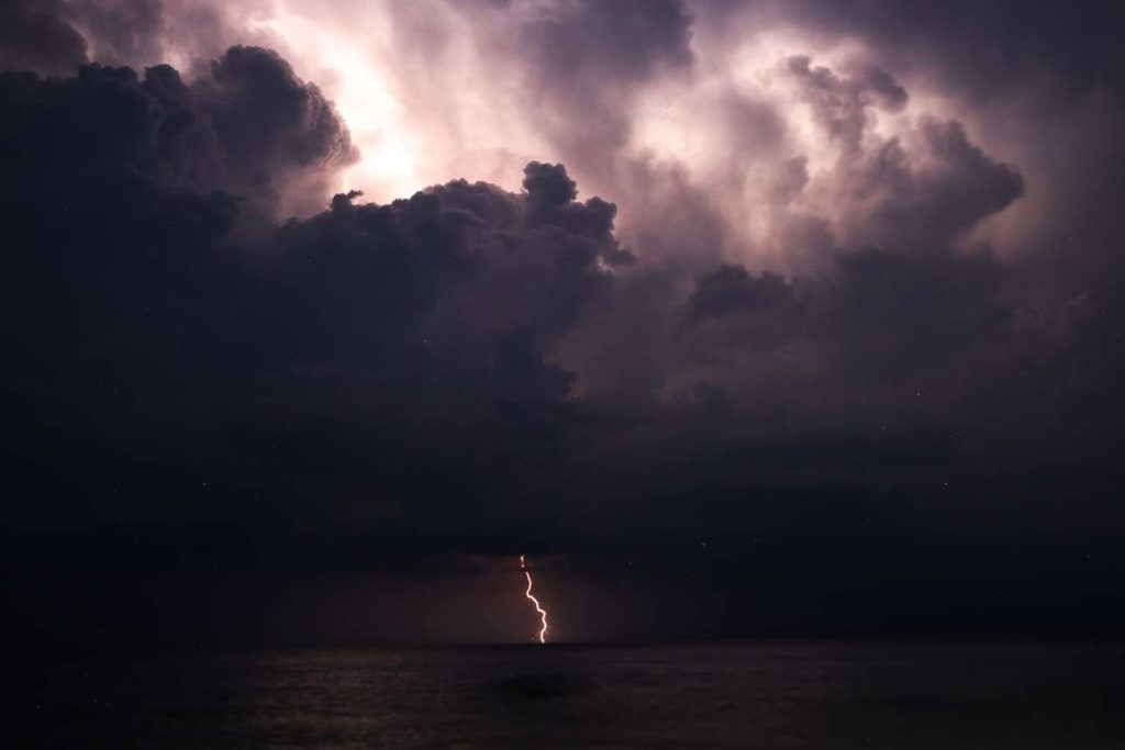 Εκτακτο δελτίο ΕΜΥ: Ερχεται τριήμερο με καταιγίδες – o καιρός για τον Μαραθώνιο της Αθήνας