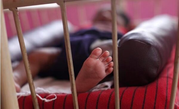 Τρία χρόνια με αναστολή στη «μάνα» που κακοποιούσε το νεογέννητο μωρό της – του είχε σπάσει τα πλευρά και το πόδι