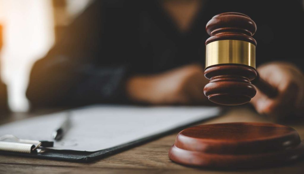 Φοιτητής καταδικάστηκε σε 14 μήνες φυλάκιση για συνθήματα σε τοίχο του ΕΜΠ