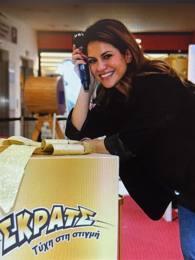 Εορταστικό μακιγιάζ με λάμψη Χριστουγέννων από τη Σουζάνα Κεγγίτση και το MadWalk Gifting Lounge by ΣΚΡΑΤΣ