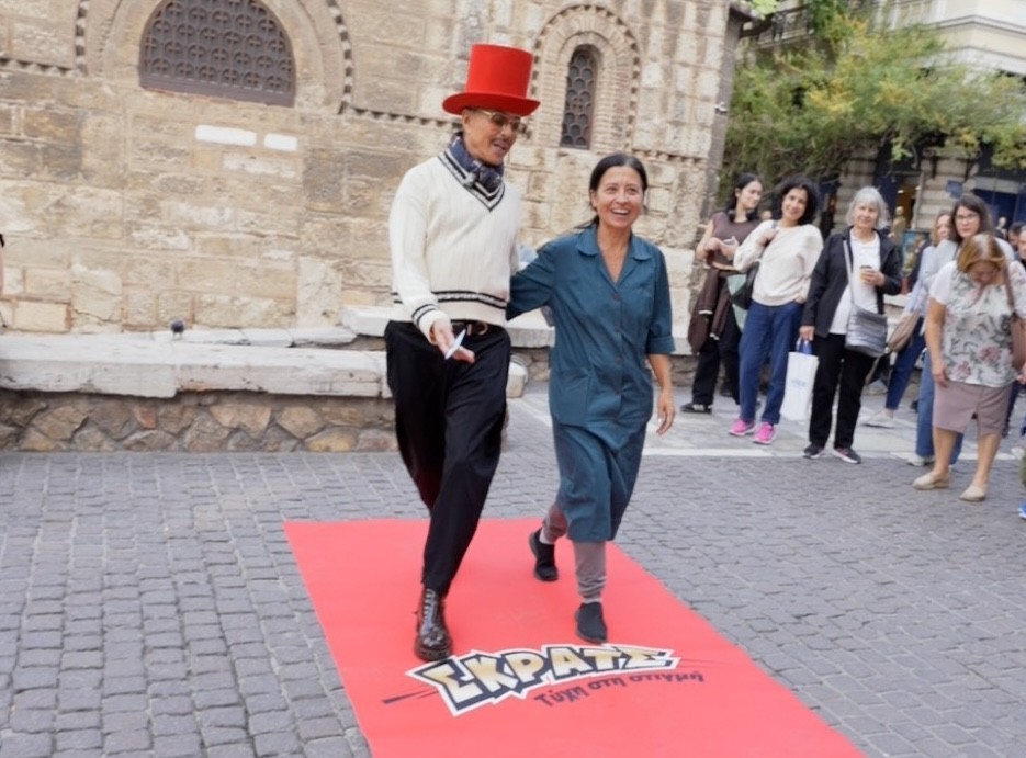 Red Carpet Alert: Ο Λάκης Γαβαλάς στρώνει το «Κόκκινο Χαλί» του στην Ερμού