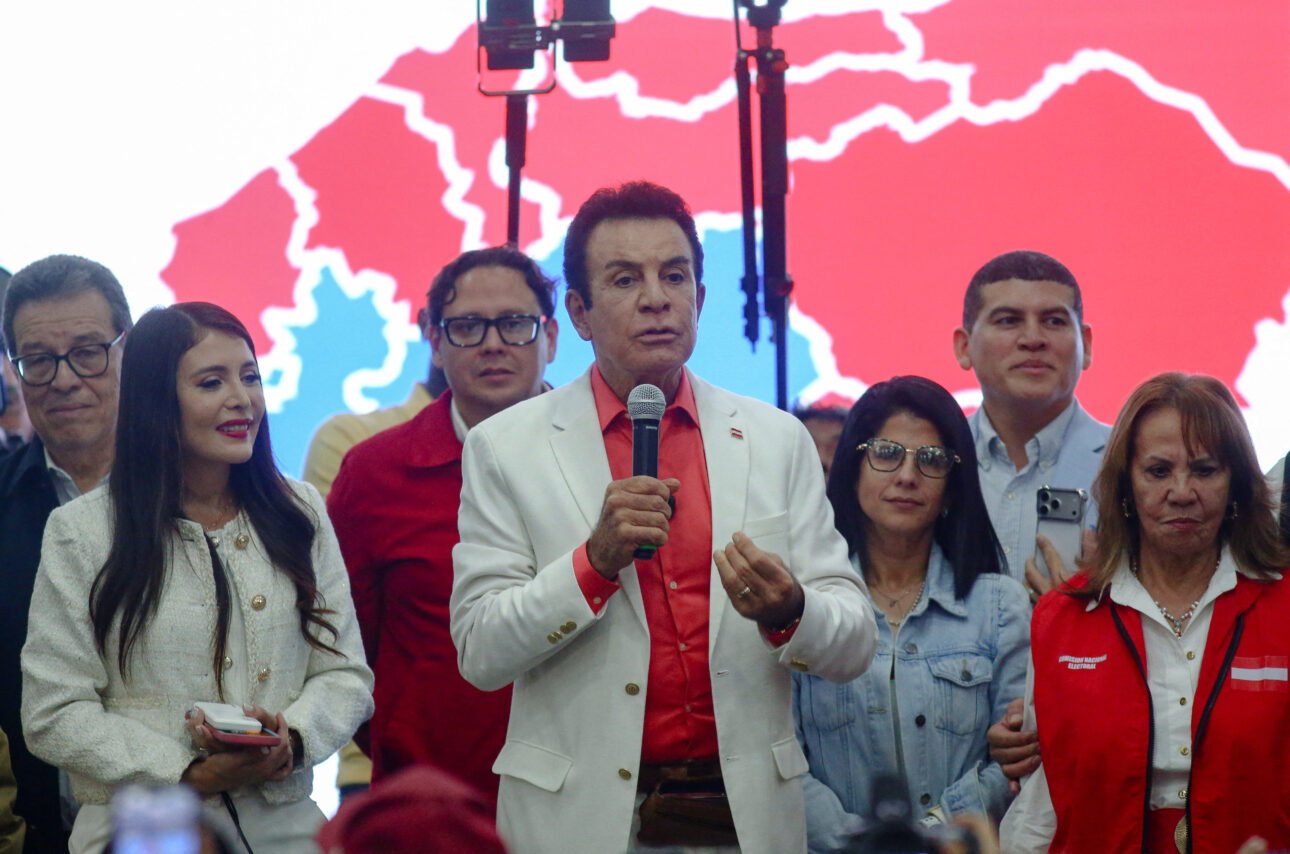 Ο Τραμπ απειλεί (και) την Ονδούρα: «Θα το πληρώσουν ακριβά αν αλλάξουν το αποτέλεσμα των εκλογών»