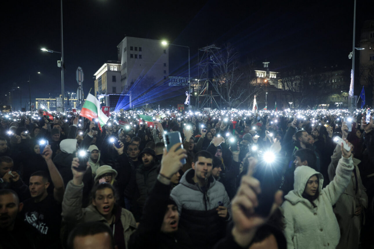 Βουλγαρία: Επεσε η κυβέρνηση έπειτα από εβδομάδες διαδηλώσεων