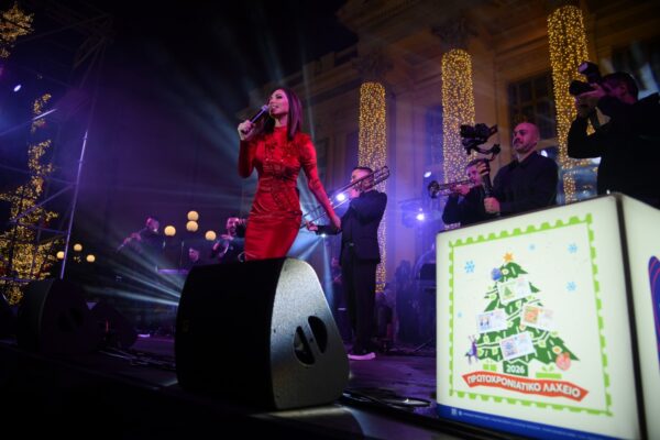 Christmas mode με Λένα Ζευγαρά στον Πειραιά