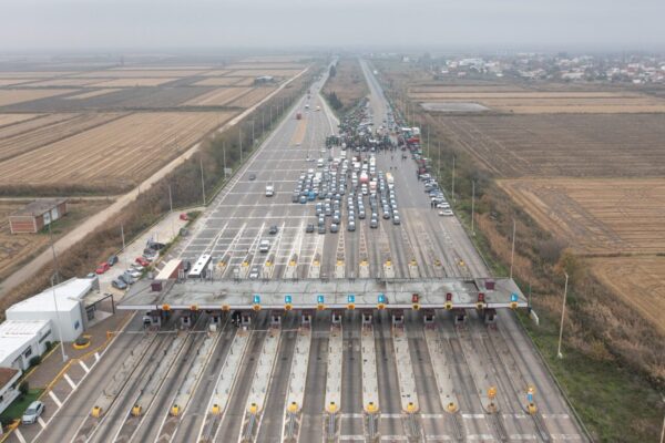 &Pi;&alpha;&rho;ά &tau;&iota;&sigmaf; &pi;&rho;&omicron;&sigma;&delta;&omicron;&kappa;ί&epsilon;&sigmaf; &epsilon;&kappa;&tau;ό&nu;&omega;&sigma;&eta;&sigmaf;, &omicron;&iota; &alpha;&gamma;&rho;ό&tau;&epsilon;&sigmaf; &kappa;&lambda;&iota;&mu;&alpha;&kappa;ώ&nu;&omicron;&upsilon;&nu;: &Kappa;&lambda;&epsilon;ί&nu;&omicron;&upsilon;&nu; &epsilon;&pi;&rsquo; &alpha;ό&rho;&iota;&sigma;&tau;&omicron;&nu; &Pi;&rho;&omicron;&mu;&alpha;&chi;ώ&nu;&alpha;&sigmaf; &kappa;&alpha;&iota; &Mu;ά&lambda;&gamma;&alpha;&rho;&alpha;