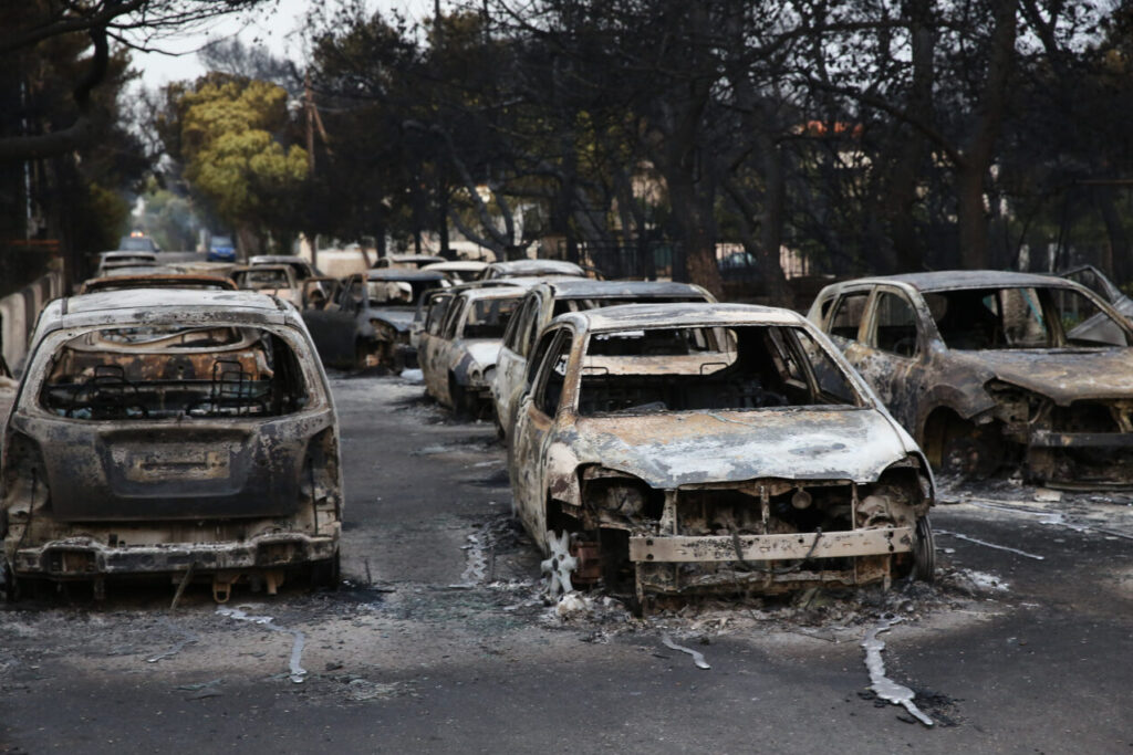 «Καμία ανοχή στην παραποίηση» – οι συγγενείς θυμάτων στο Μάτι κατά Τσίπρα για την «Ιθάκη»
