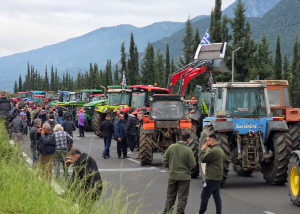 Κλειστή η Εθνική Οδός: Στα μπλόκα οι αγρότες σε Μπράλο και κόμβο της Θήβας