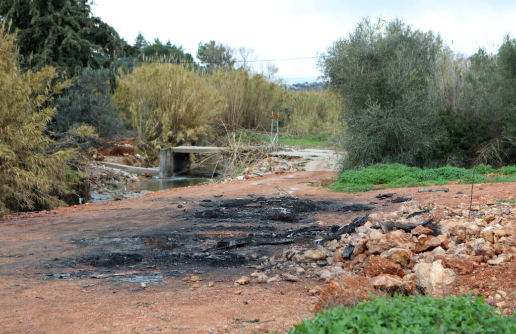 Φωκίδα: Βρέθηκε απανθρακωμένος σε φλεγόμενο ΙΧ – την ίδια στιγμή καιγόταν το σπίτι του