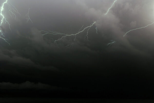 Καιρός: «Δύσκολο» τριήμερο με μεγάλα ύψη βροχής, μέχρι και ανεμοστρόβιλους