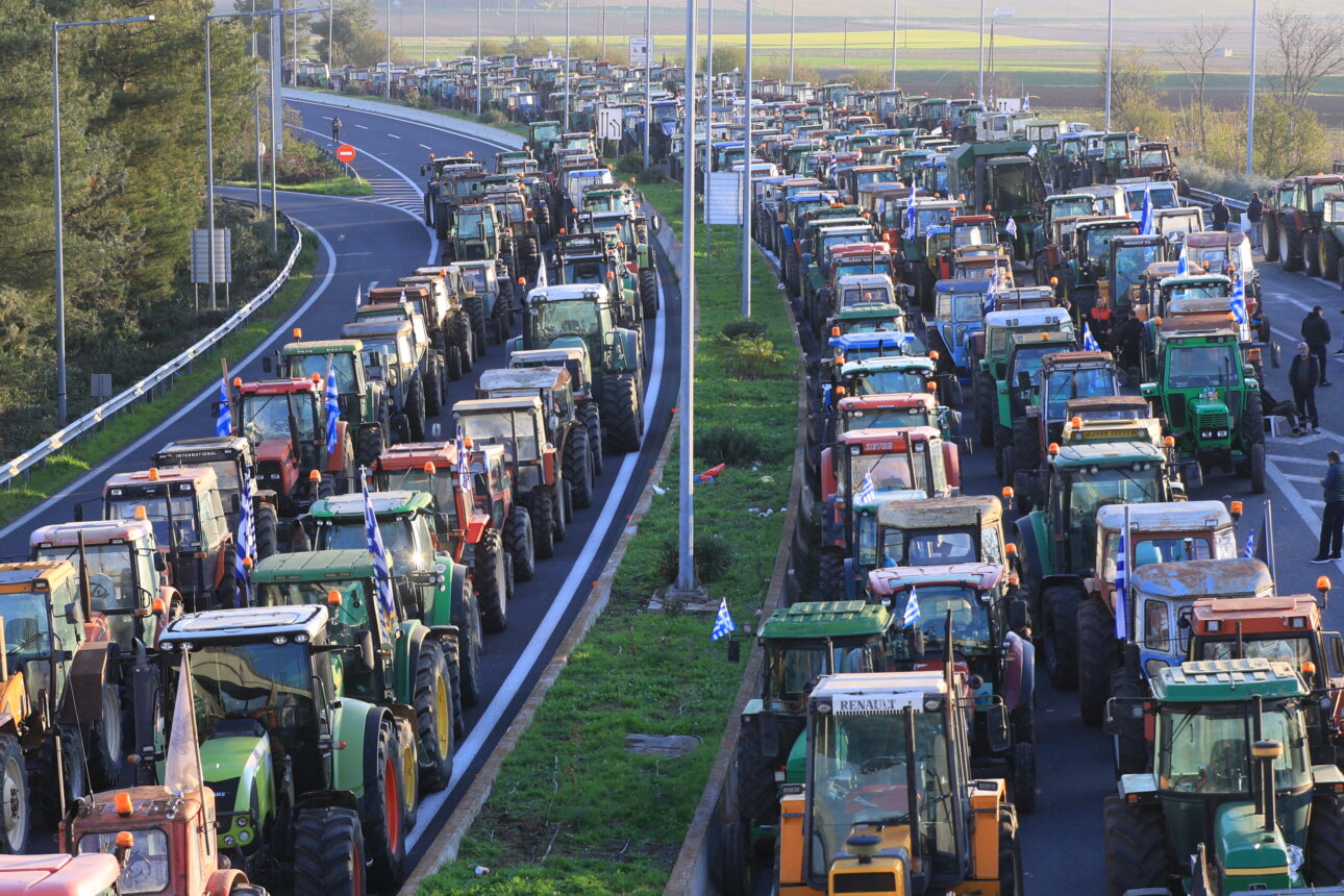 Η πόρτα είναι ανοικτή, επαναλαμβάνει η κυβέρνηση, αλλά τα μπλόκα θεριεύουν