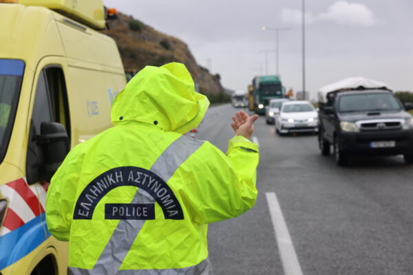 &Tau;&omicron; &theta;έ&alpha;&tau;&rho;&omicron; &tau;&omicron;&upsilon; &pi;&alpha;&rho;&alpha;&lambda;ό&gamma;&omicron;&upsilon; &sigma;&tau;&alpha; &mu;&pi;&lambda;ό&kappa;&alpha;: &laquo;&Epsilon;ί&chi;&alpha;&mu;&epsilon; &alpha;&sigma;&tau;&upsilon;&nu;&omicron;&mu;&iota;&kappa;&omicron;ύ&sigmaf; &nu;&alpha; &pi;&alpha;&rho;&alpha;&kappa;&alpha;&lambda;&omicron;ύ&nu; &alpha;&gamma;&rho;ό&tau;&epsilon;&sigmaf; &nu;&alpha; &mu;&epsilon;&tau;&alpha;&kappa;&iota;&nu;ή&sigma;&omicron;&upsilon;&nu; &tau;&rho;&alpha;&kappa;&tau;έ&rho;&raquo;