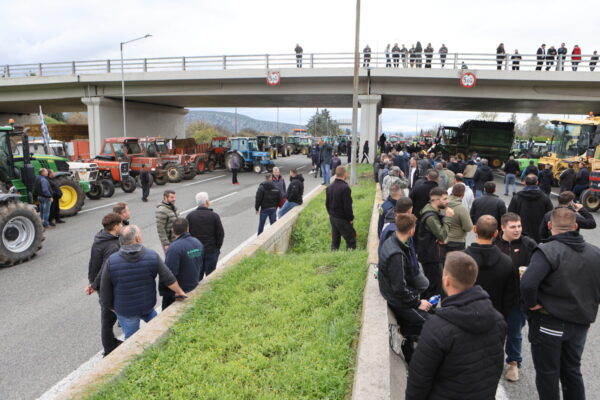 Κλειστή η Εθνική Οδός: Κλιμακώνουν τα μπλόκα οι αγρότες