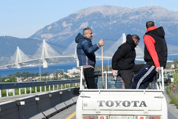 Ενταση και χημικά σε κινητοποίηση αγροτών στη γέφυρα Ρίου – Αντιρρίου