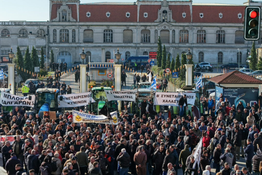 Στη Θεσσαλονίκη με τα τρακτέρ τους οι αγρότες – συμβολικός αποκλεισμός στο λιμάνι