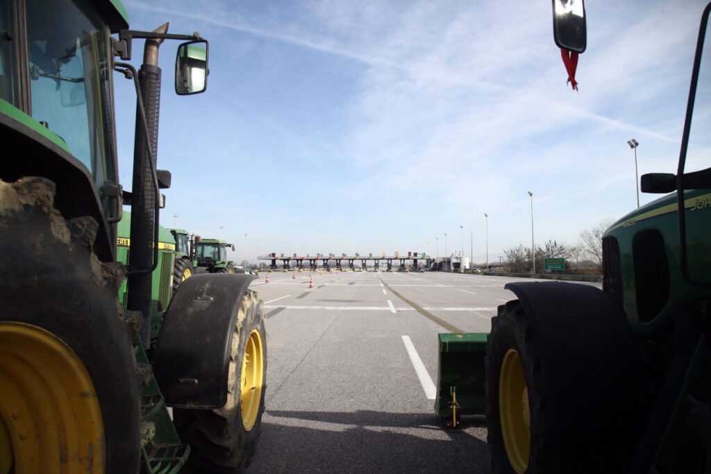 Πίεση στην αγορά και τον τουρισμό από τα μπλόκα – οι αγρότες ανοίγουν τα διόδια, η κυβέρνηση καλεί σε διάλογο
