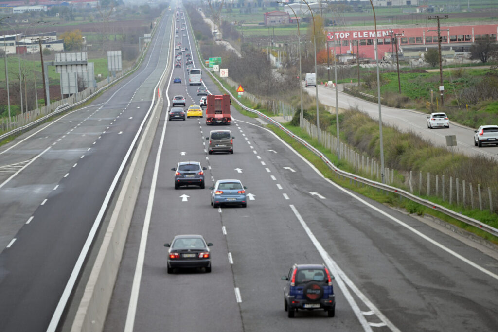Βελτιωμένη αλλά με χαμηλές ταχύτητες η έξοδος λόγω μπλόκων – Η κατάσταση στην Εθνική Οδό