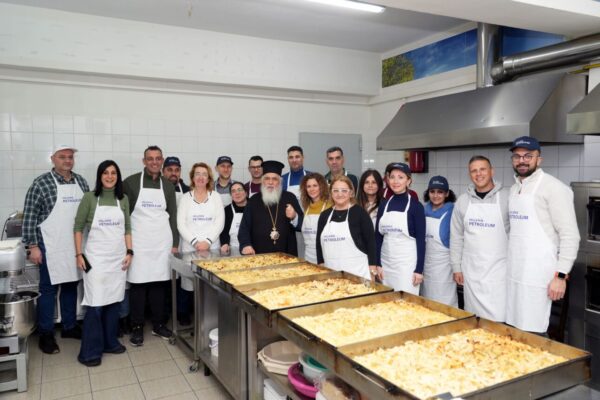 HELLENiQ ENERGY: &Chi;&rho;&iota;&sigma;&tau;&omicron;ύ&gamma;&epsilon;&nu;&nu;&alpha; &pi;&rho;&omicron;&sigma;&phi;&omicron;&rho;ά&sigmaf; &kappa;&alpha;&iota; έ&mu;&pi;&rho;&alpha;&kappa;&tau;&eta;&sigmaf; &sigma;&tau;ή&rho;&iota;&xi;&eta;&sigmaf; &sigma;&tau;&iota;&sigmaf; &tau;&omicron;&pi;&iota;&kappa;έ&sigmaf; &kappa;&omicron;&iota;&nu;&omega;&nu;ί&epsilon;&sigmaf;