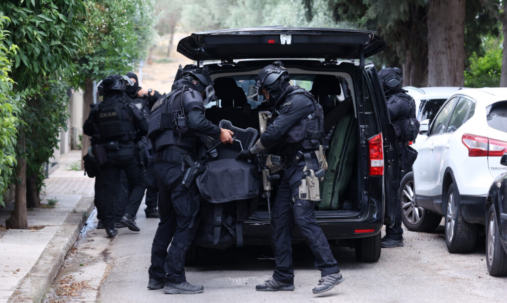 Καλύβια: Με «βαρύ» ποινικό μητρώο ο 37χρονος συλληφθείς – Οπλοστάσιο με καλάσνικοφ