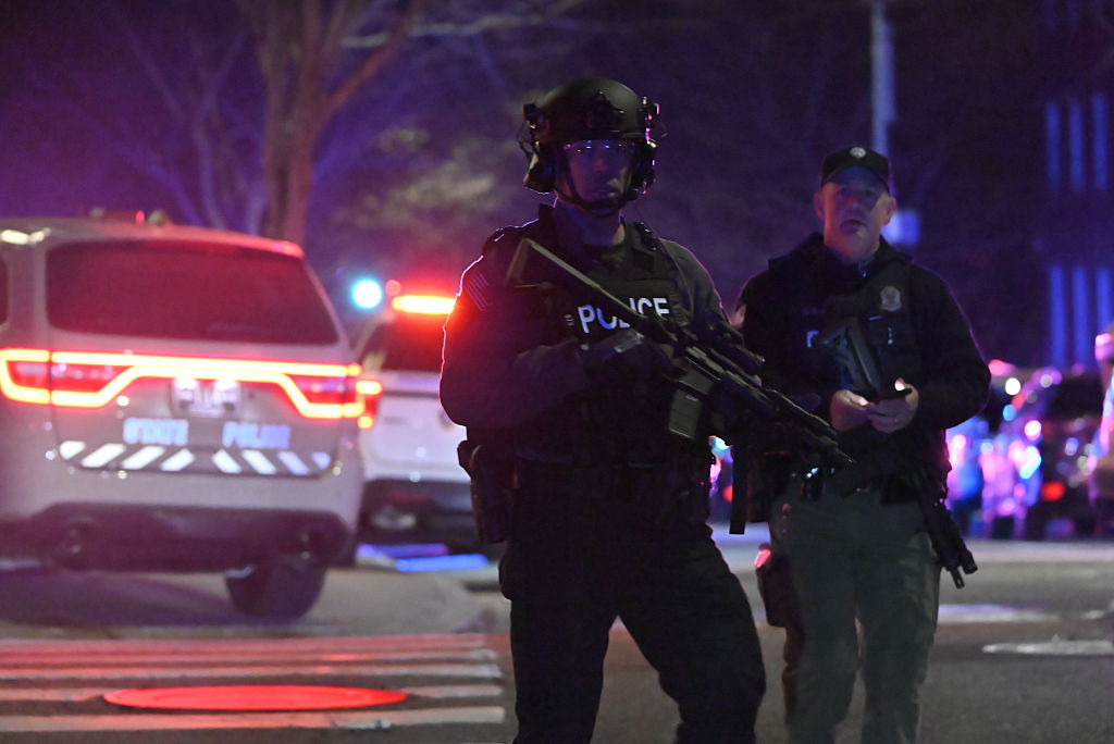 Πυροβολισμοί στο Πανεπιστήμιο Brown: Γιγαντιαία επιχείρηση για τη σύλληψη του δράστη