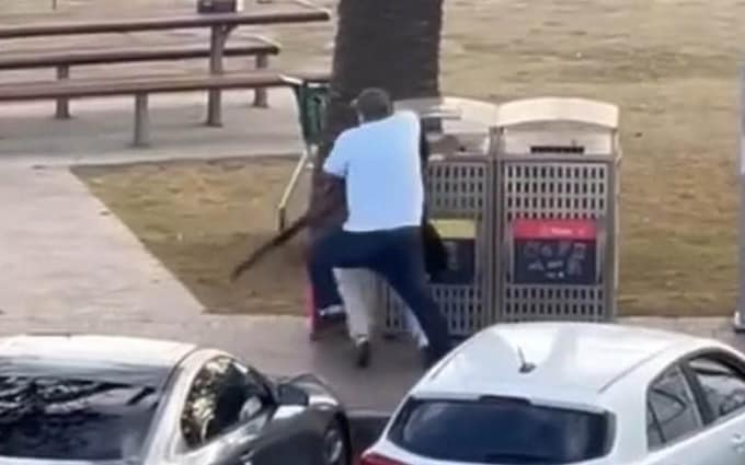 Ο ήρωας του Σίδνεϊ: Πώς ένας περαστικός αφόπλισε έναν από τους δράστες της επίθεσης