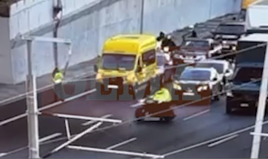 Αναβάτης μηχανής επιχειρεί (μάταια) να αποφύγει μπλόκο της ΕΛ.ΑΣ στην Αττική Οδό, παρασύροντας αστυνομικό [βίντεο]