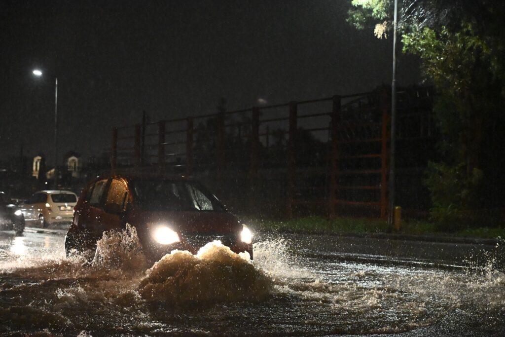Στο έλεος του «Byron» η Αττική – Οι δρόμοι έγιναν ποτάμια