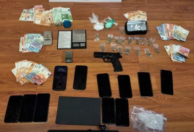 Εξάρθρωση σπείρας ναρκωτικών σε σχολική μονάδα – 12 συλλήψεις, οι 6 ανήλικοι