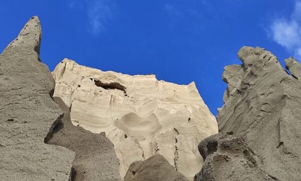 Καημένη Σαντορίνη: Πάνε να χτίσουν άλλες εκατό βίλες στον βράχο της Βλυχάδας