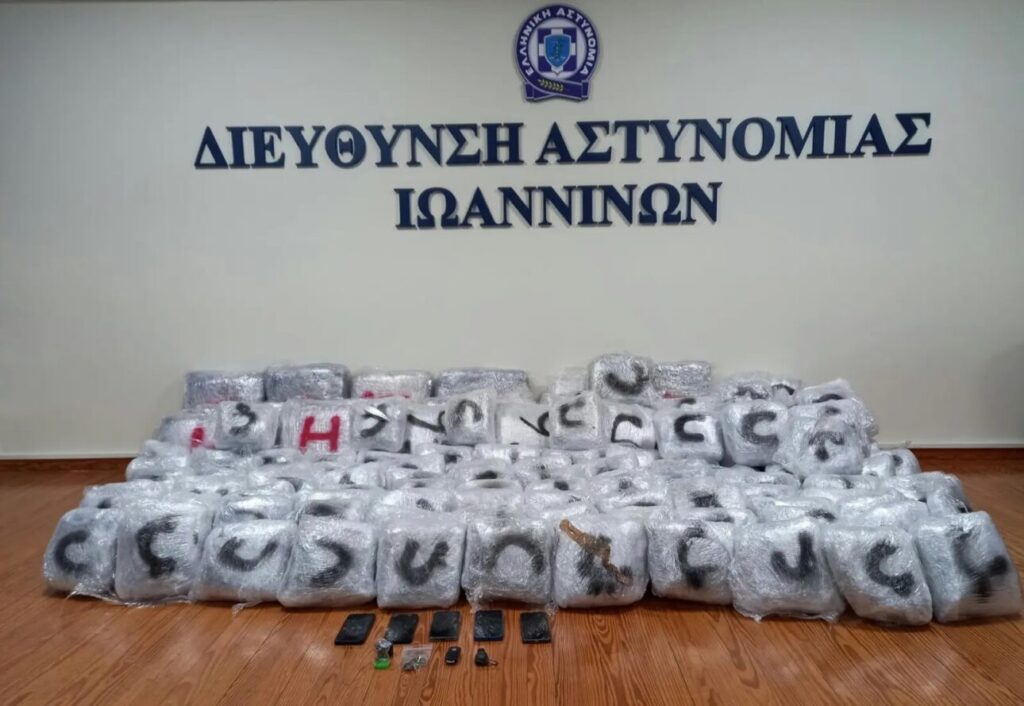 Επεισοδιακή καταδίωξη στα Ιωάννινα: Μετέφερε πάνω από 200 κιλά κάνναβης με το 2,5 ετών παιδί της στο ΙΧ