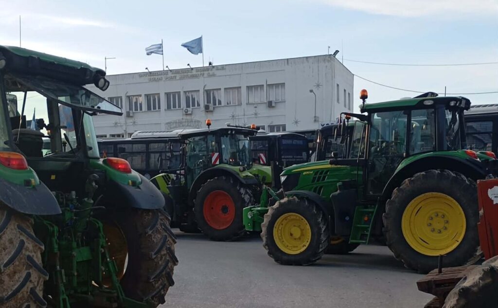 Επιχείρηση «αποκλεισμός του λιμανιού» από τους αγρότες στον Βόλο – επιτόπου ισχυρές δυνάμεις της ΕΛ.ΑΣ