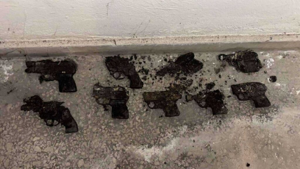 Κυψέλη: Υδραυλικός εντόπισε εννέα όπλα μέσα σε αποχέτευση του Α.Τ.