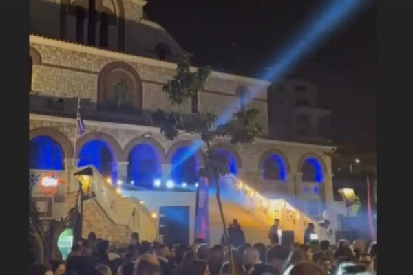 &Kappa;ό&nu;&tau;&rho;&alpha; &Pi;&lambda;&epsilon;ύ&rho;&eta; &ndash; &Delta;&omicron;ύ&kappa;&alpha; &gamma;&iota;&alpha; &tau;&omicron; street party έ&xi;&omega; &alpha;&pi;ό &epsilon;&kappa;&kappa;&lambda;&eta;&sigma;ί&alpha; &sigma;&tau;&omicron; &Gamma;&alpha;&lambda;ά&tau;&sigma;&iota;