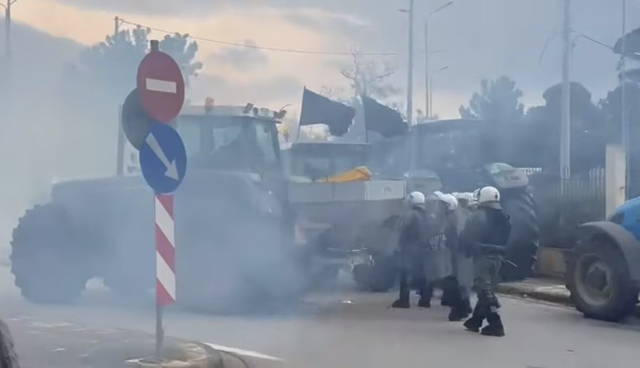 Τρακτέρ εναντίον ΜΑΤ στη Θεσσαλονίκη: «Καμία ανοχή σε παραβατικές συμπεριφορές – ο νόμος θα εφαρμοστεί χωρίς αστερίσκους»