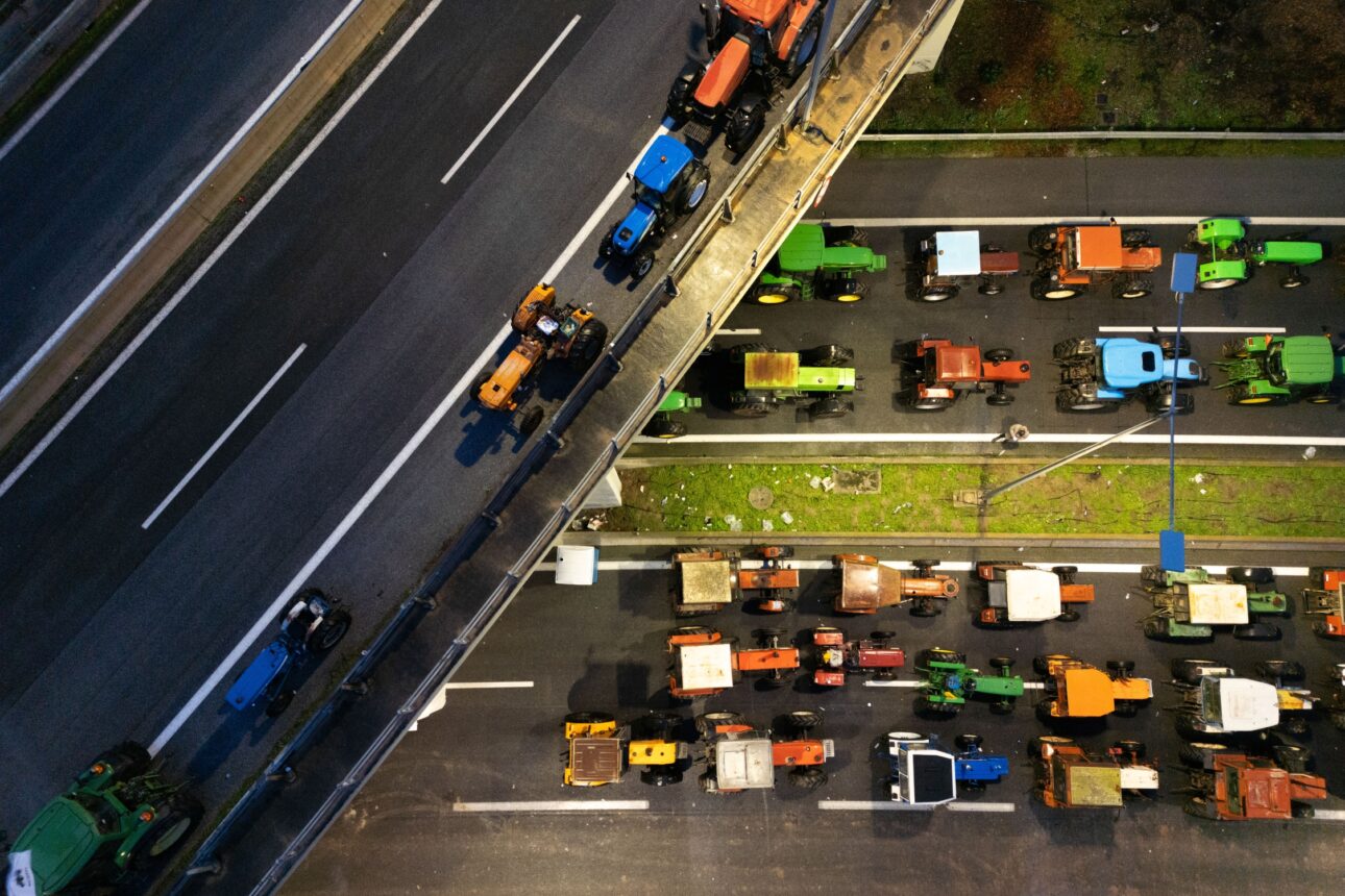 Εξοδος Χριστουγέννων με τρακτέρ στο οδόστρωμα; Υποτιμούν τη νοημοσύνη μας, λέει η ΕΛ.ΑΣ.