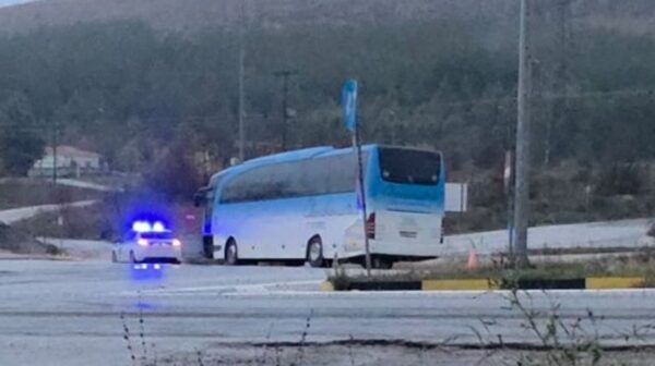 Τροχαίο με λεωφορείο εργαζομένων της ΔΕΗ στην Πτολεμαΐδα – υπέστη ανακοπή ο οδηγός