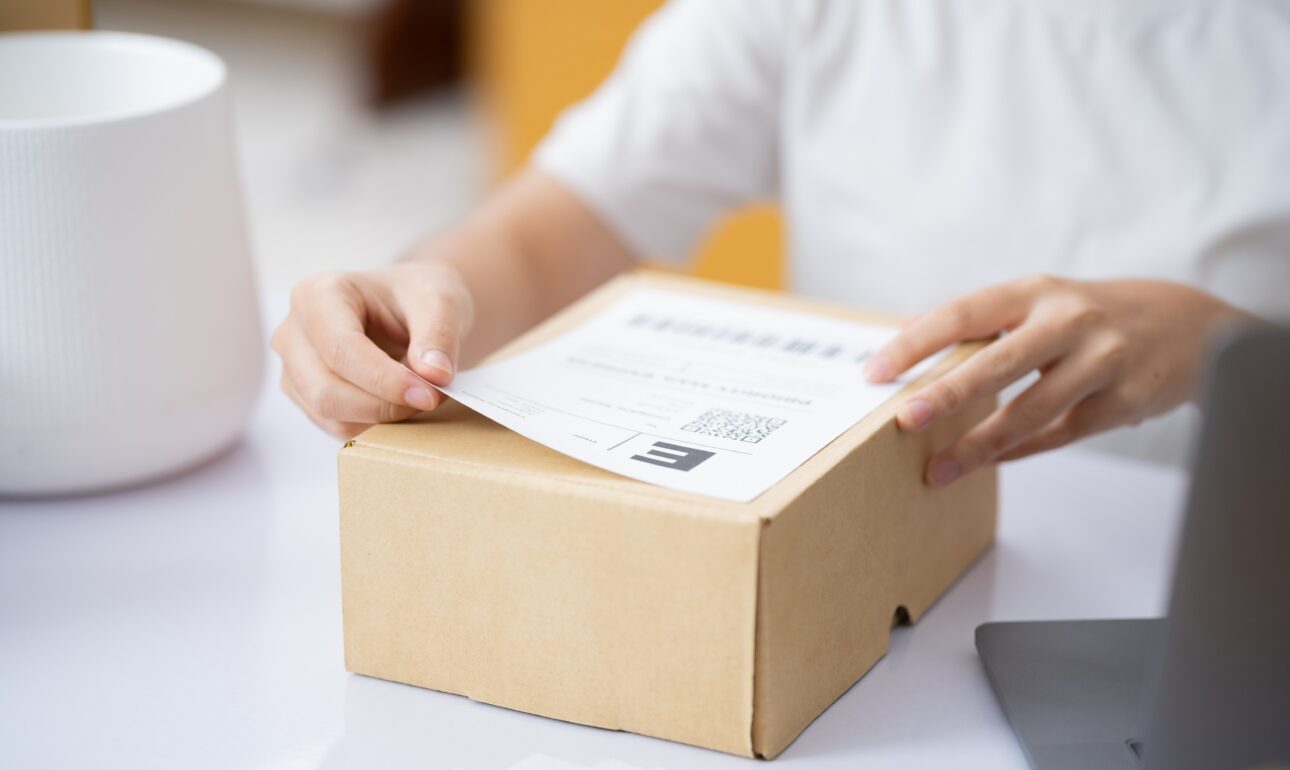 Δασμός τριών ευρώ για μικρά δέματα που εισάγονται στην ΕΕ