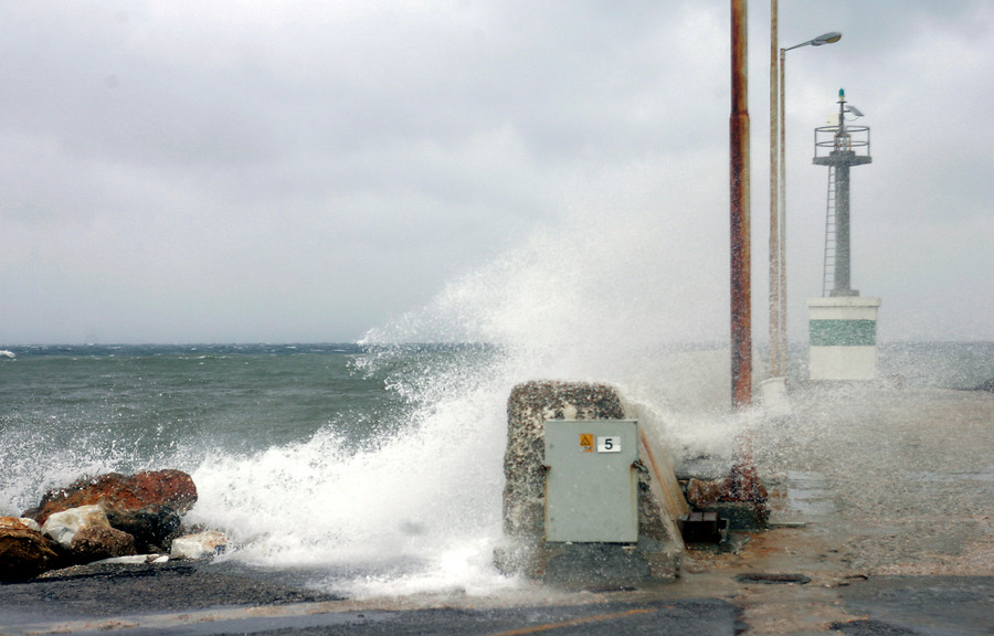 Ισχυροί άνεμοι κρατούν δεμένα τα πλοία στα περισσότερα λιμάνια της χώρας
