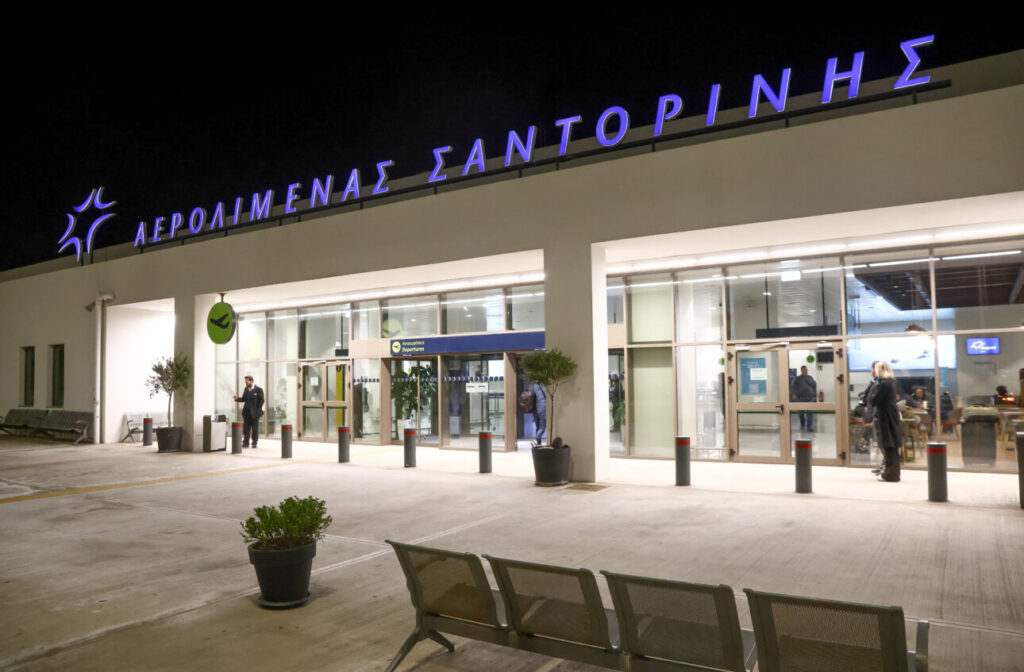 Κλειστά λόγω εργασιών τα αεροδρόμια σε Σαντορίνη και Κέρκυρα