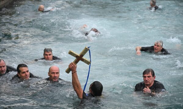&Mu;&epsilon; &lambda;&alpha;&mu;&pi;&rho;ό&tau;&eta;&tau;&alpha; &omicron; &epsilon;&omicron;&rho;&tau;&alpha;&sigma;&mu;ό&sigmaf; &tau;&omega;&nu; &Theta;&epsilon;&omicron;&phi;&alpha;&nu;&epsilon;ί&omega;&nu; &ndash; &Tau;&omicron; &mu;ή&nu;&upsilon;&mu;&alpha; &Tau;&alpha;&sigma;&omicron;ύ&lambda;&alpha;