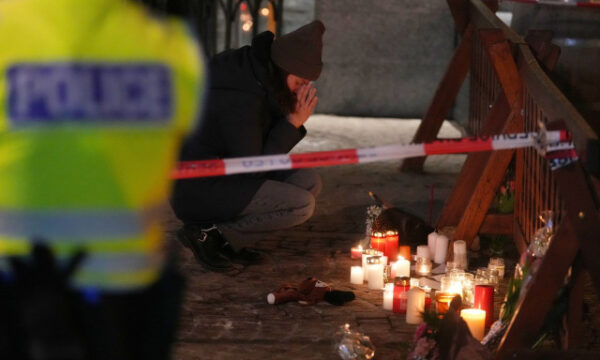 &Tau;&rho;&alpha;&gamma;&omega;&delta;ί&alpha; &Kappa;&rho;&alpha;&nu; &Mu;&omicron;&nu;&tau;&alpha;&nu;ά: &Kappa;&alpha;&mu;ί&alpha; &epsilon;&nu;&eta;&mu;έ&rho;&omega;&sigma;&eta; &gamma;&iota;&alpha; &Epsilon;&lambda;&lambda;&eta;&nu;&epsilon;&sigmaf; &mu;&epsilon;&tau;&alpha;&xi;ύ &tau;&omega;&nu; &theta;&upsilon;&mu;ά&tau;&omega;&nu;